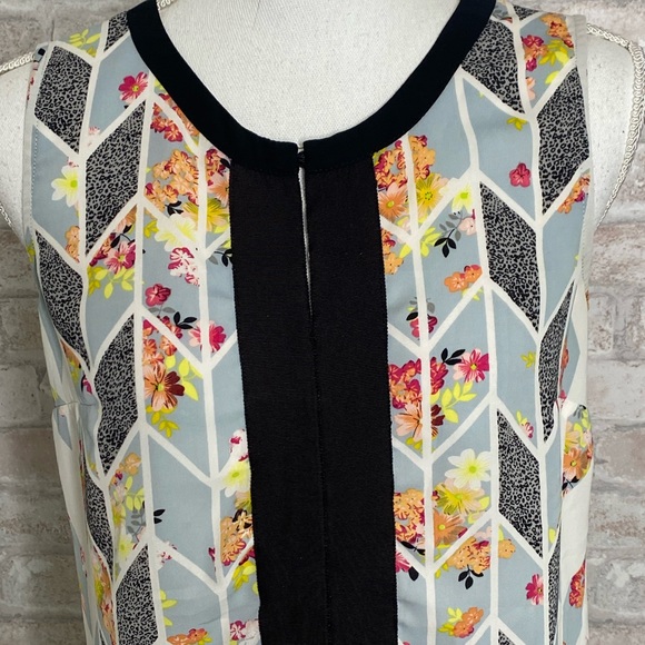 CAbi sleeveless floral top size XS - Picture 2 of 4